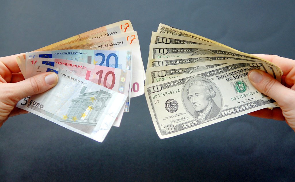Сбербанком введены ограничения на переводы физическими лицами по пяти валютам