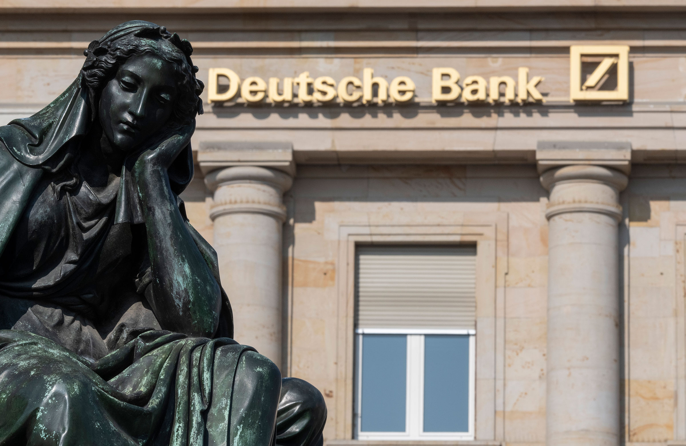 РБК: Deutsche Bank отключил счета нескольких российских банков